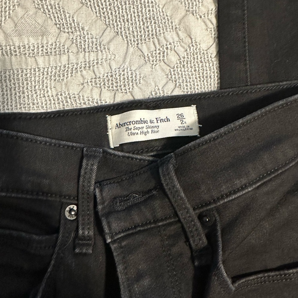 Abercrombie & Fitch Black Cropped Jeans with Frayed Hem - Picture 2 of 3